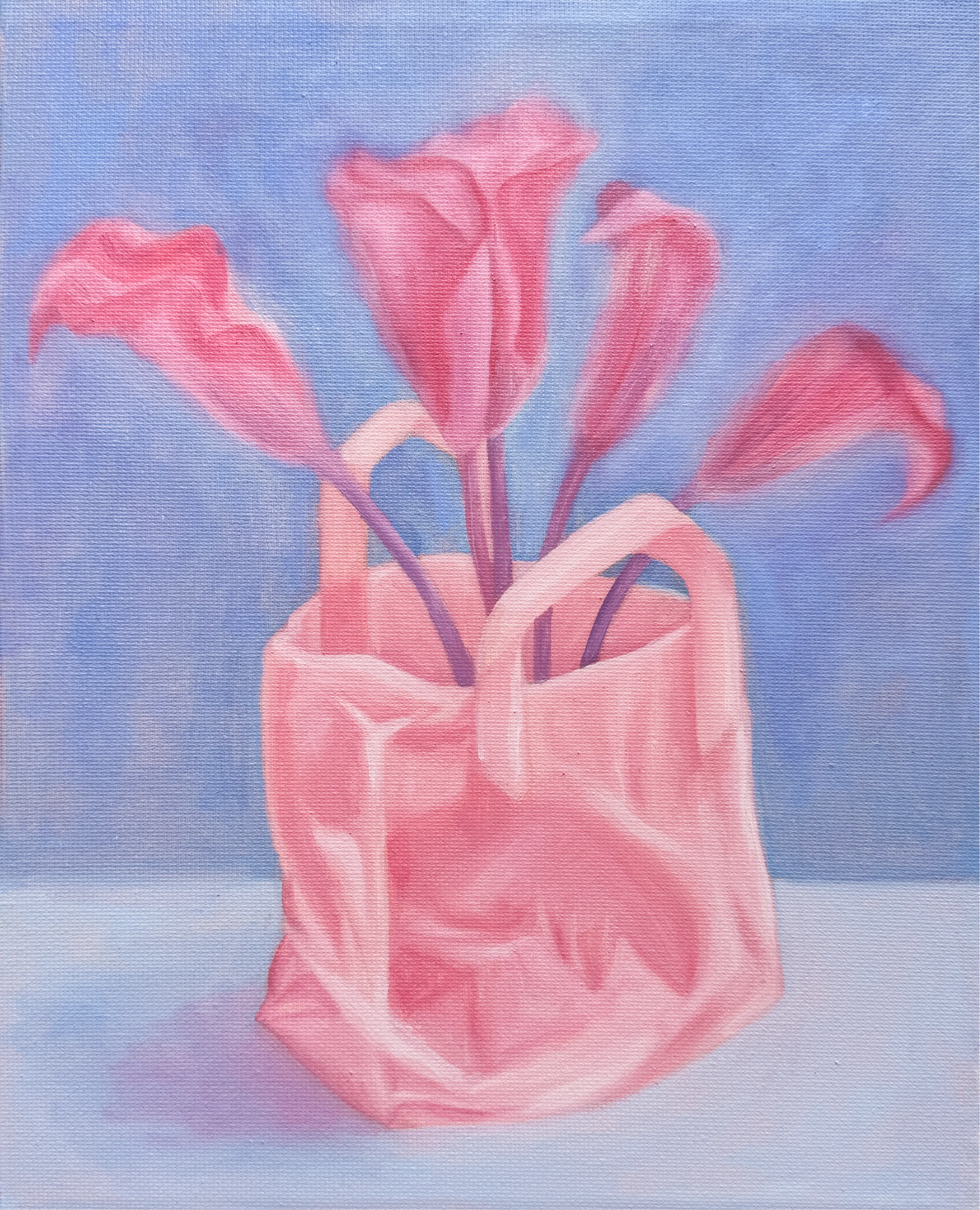 Розовые цветы в розовой сумке на синем фоне, масло, холст, 25 × 30 см