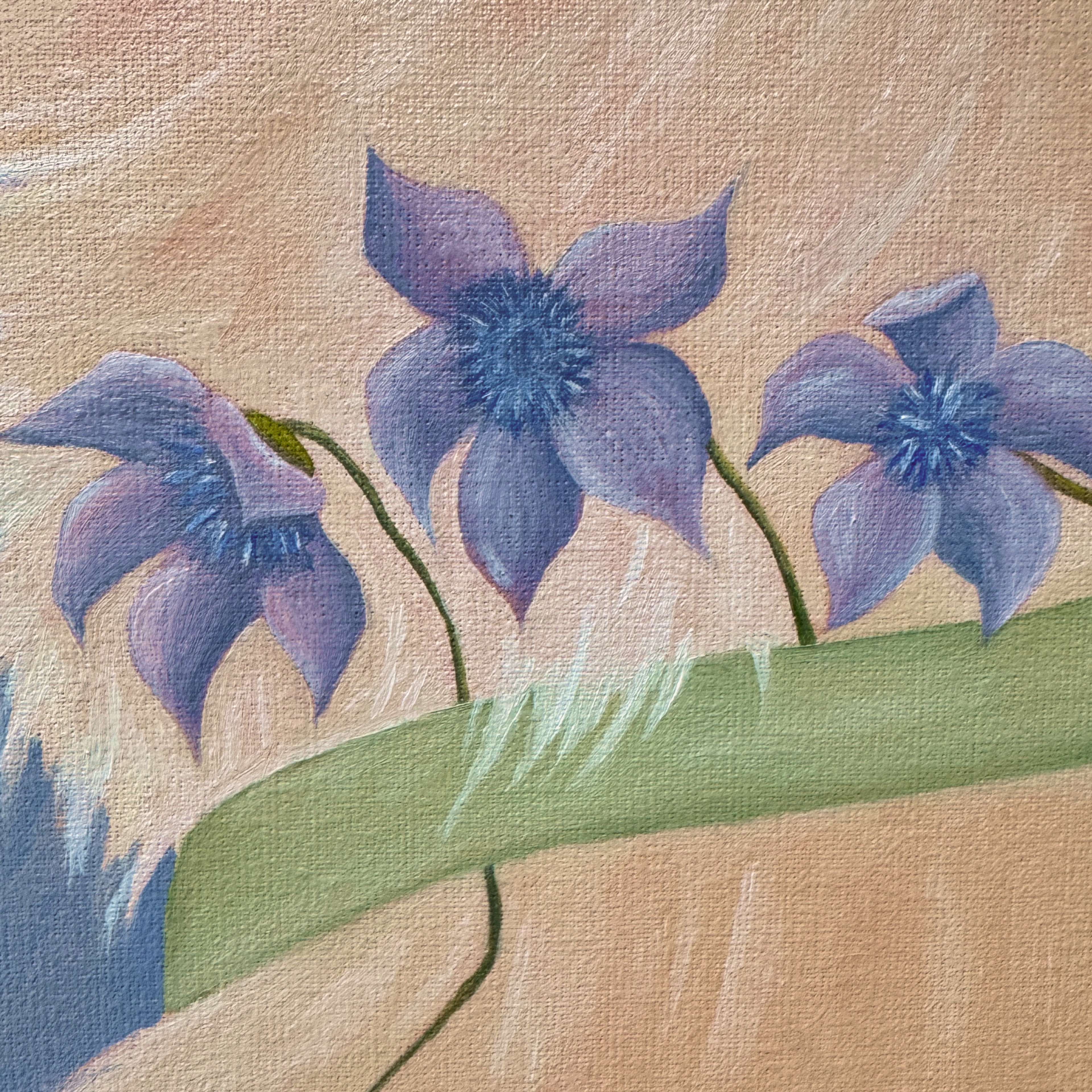 Фрагмент картины с тремя сиреневыми цветами с синими сердцевинами на зеленом ошейнике, расположенном на светлом текстурированном теле собаки, масло холст
