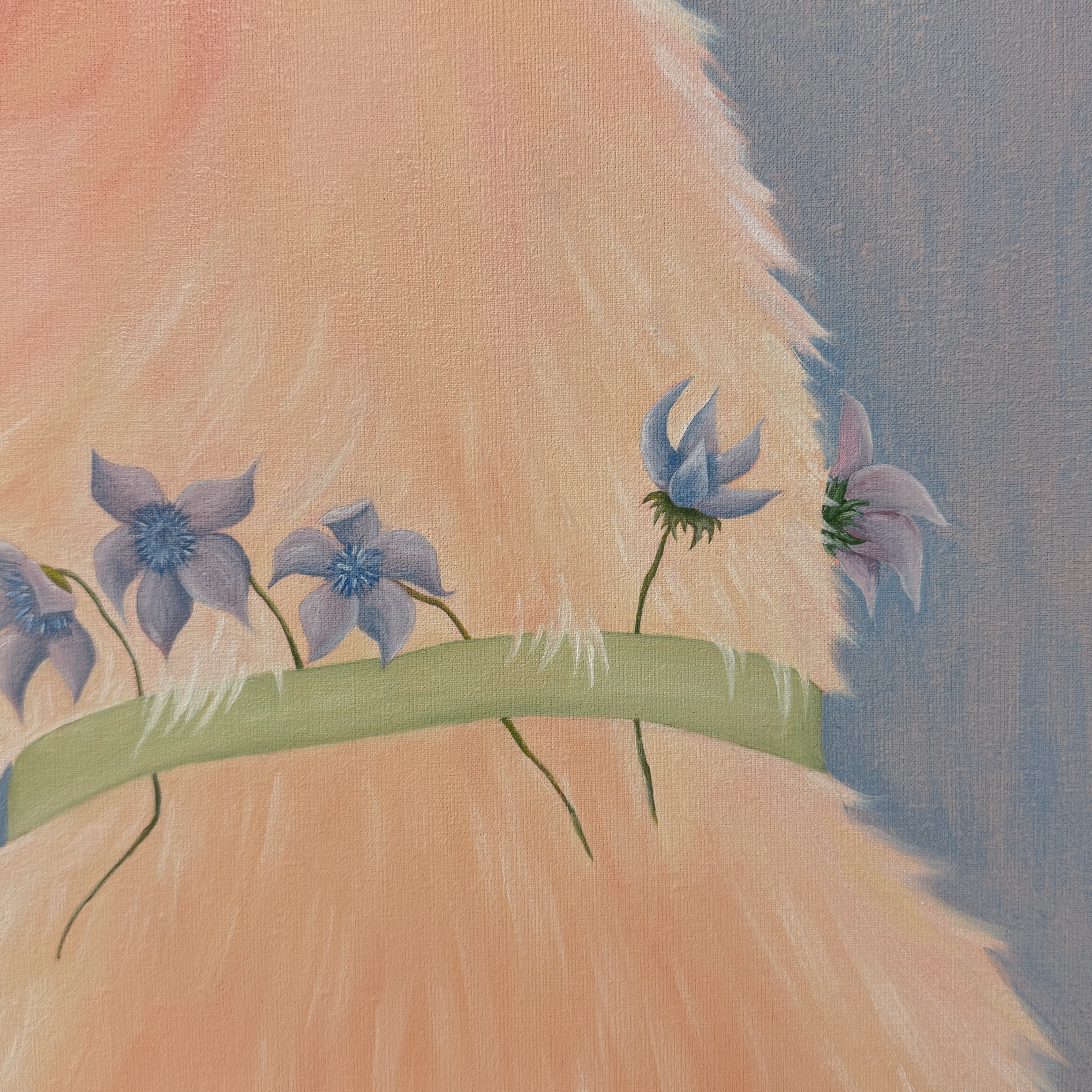 Фрагмент картины маслом на холсте изображает светлую шерсть собаки с зеленой лентой и голубыми цветами на голубом фоне