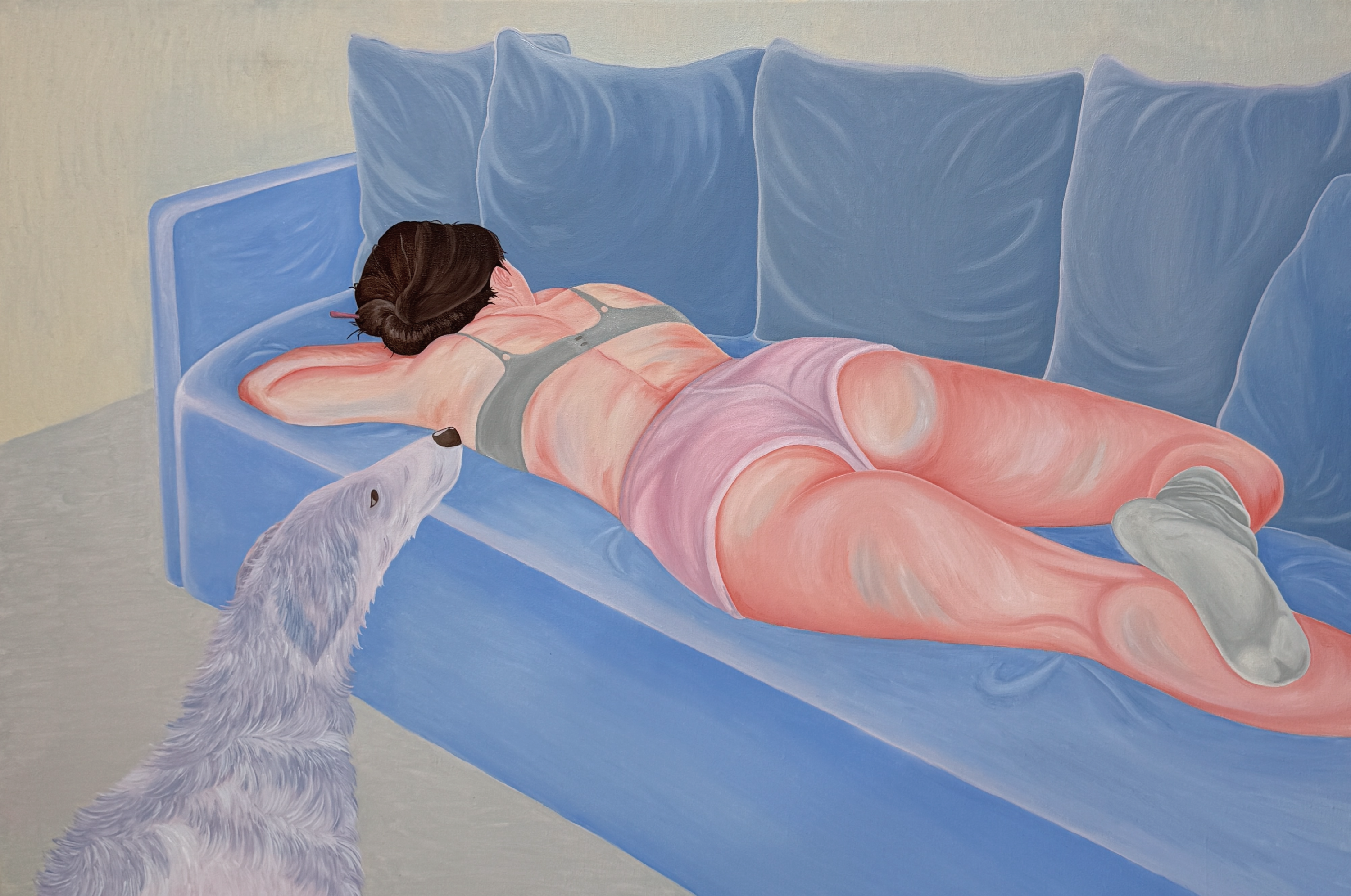 Картина, изображающая человека с темными волосами, собранными в пучок, лежащего на синем диване в розовых шортах, сером бюстгальтере и одном сером носке, рядом с ним серая собака с длинной шерстью, смотрящая на человека, доминирующие цвета синий, розовый, серый, телесный и светлый бежевый