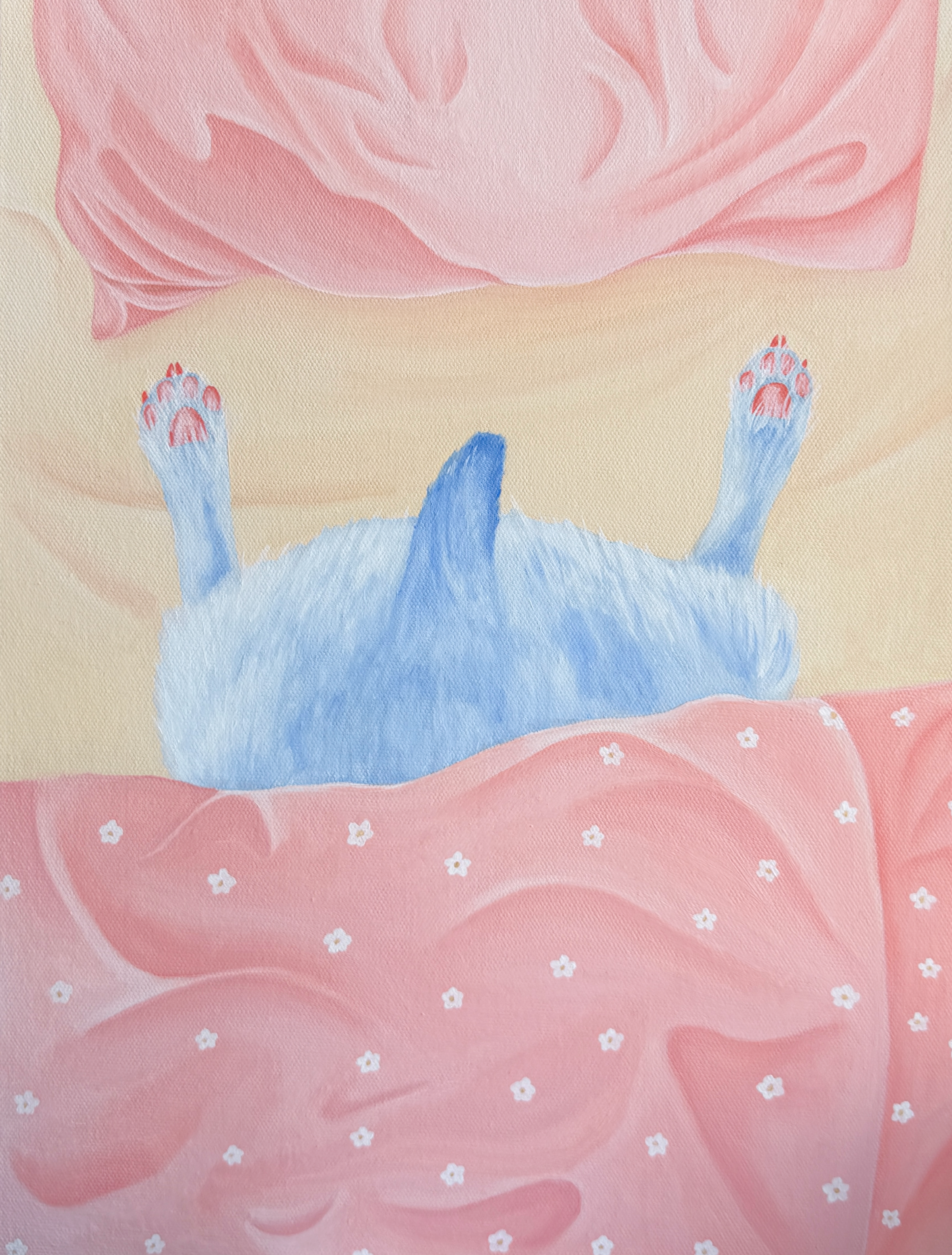 Картина маслом на холсте 30 × 40 см с голубой кошкой, лежащей на спине с поднятыми лапами на бежевом фоне, укрытой розовыми одеялами с белыми цветами