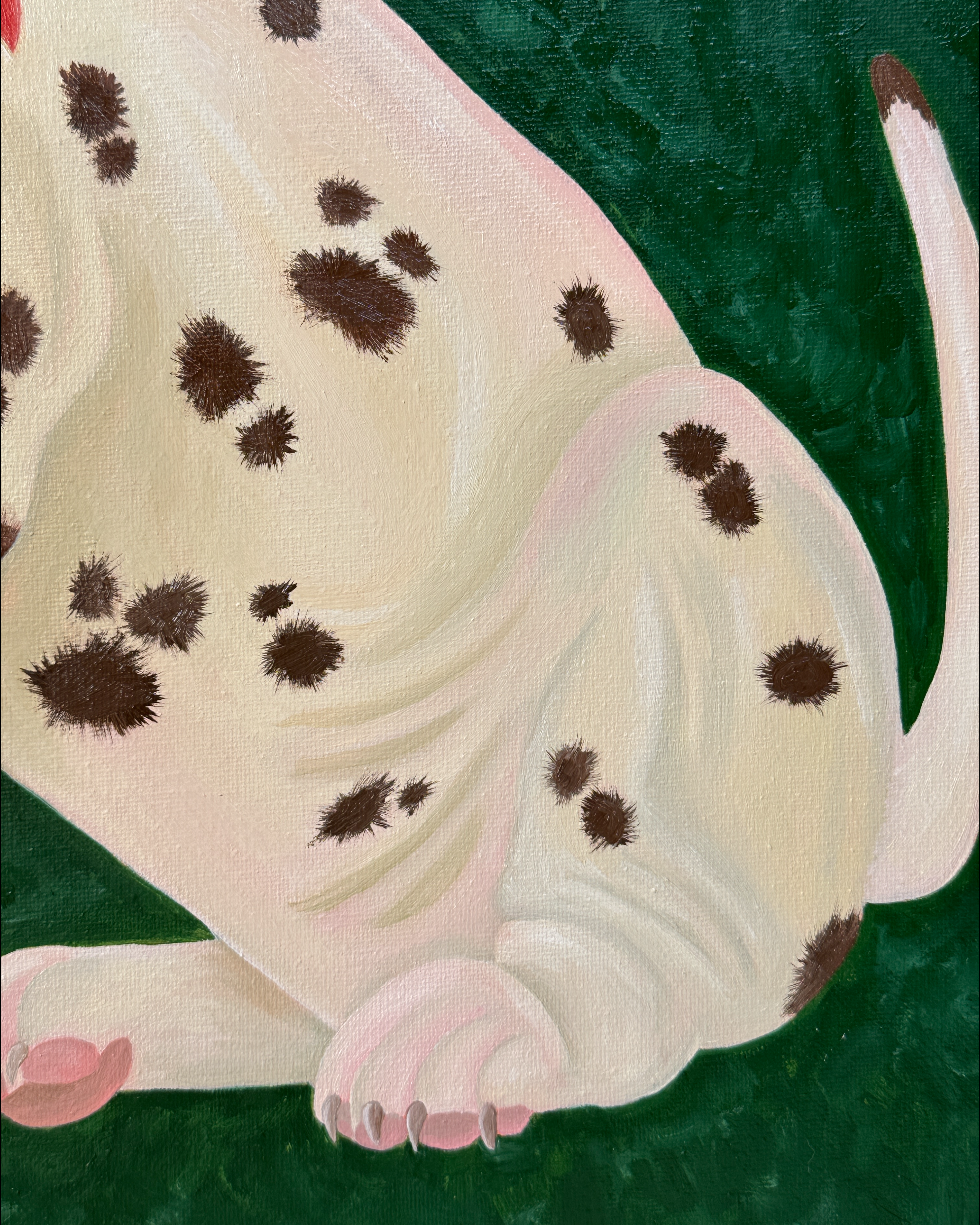 Фрагмент картины, изображающий туловище белой собаки с коричневыми пятнами и розовыми лапами на зеленом фоне, выполненный маслом на холсте